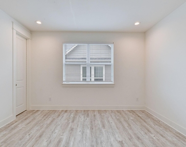 2707 Oakwood Crest Lane - Photo Thumbnail 19