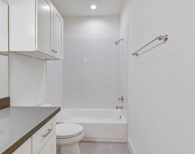 2707 Oakwood Crest Lane - Photo Thumbnail 17