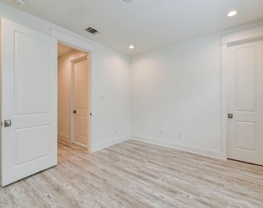 2707 Oakwood Crest Lane - Photo Thumbnail 23