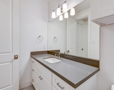 2707 Oakwood Crest Lane - Photo Thumbnail 18