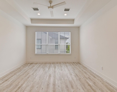 2707 Oakwood Crest Lane - Photo Thumbnail 5