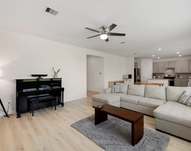 7618 Coral Key Drive - Photo Thumbnail 8