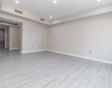 914 Main Street - Photo Thumbnail 2