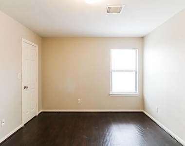 3023 La Estancia Lane - Photo Thumbnail 5