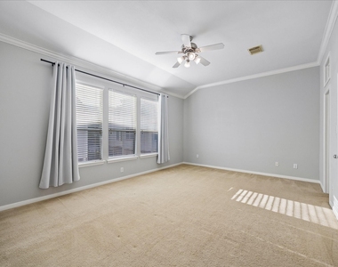 811 W Heights Hollow Lane - Photo Thumbnail 9
