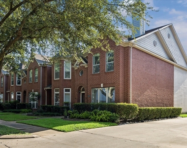 811 W Heights Hollow Lane - Photo Thumbnail 19