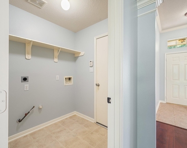 5827 Willow Park Drive - Photo Thumbnail 9