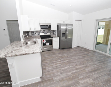 906 Armstrong Road Se - Photo Thumbnail 3