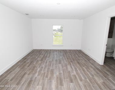 906 Armstrong Road Se - Photo Thumbnail 5