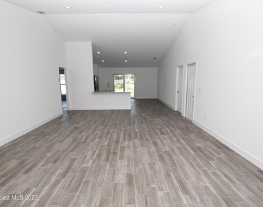 906 Armstrong Road Se - Photo Thumbnail 2