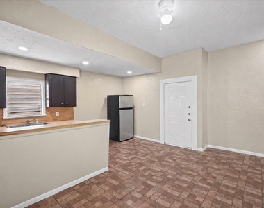 3005 Avenue L - Photo Thumbnail 8