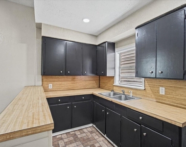 3005 Avenue L - Photo Thumbnail 3