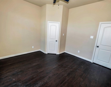 3207 Gibbons Crest Lane - Photo Thumbnail 27