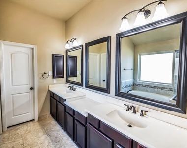 3207 Gibbons Crest Lane - Photo Thumbnail 22