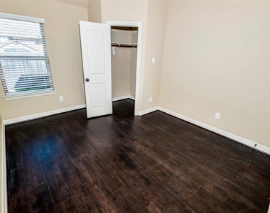 3207 Gibbons Crest Lane - Photo Thumbnail 31