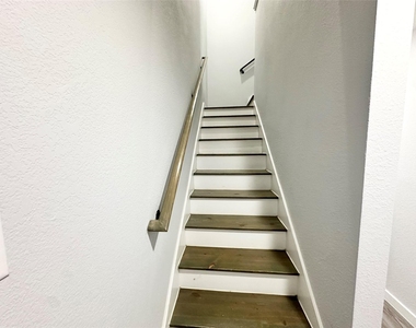 8215 Crestview Drive - Photo Thumbnail 10