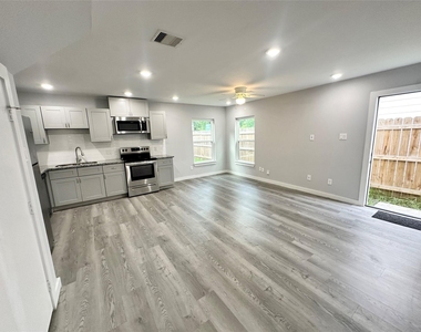8215 Crestview Drive - Photo Thumbnail 5