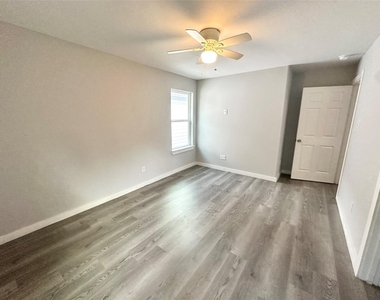 8215 Crestview Drive - Photo Thumbnail 16