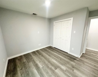 8215 Crestview Drive - Photo Thumbnail 7