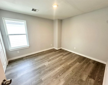 8215 Crestview Drive - Photo Thumbnail 22