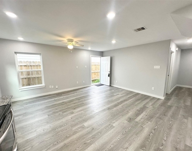 8215 Crestview Drive - Photo Thumbnail 4