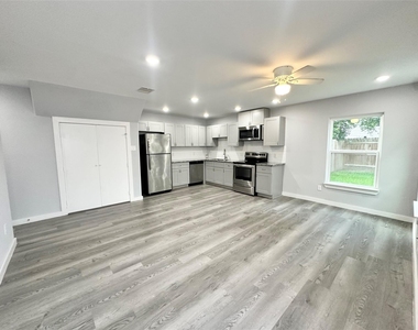 8215 Crestview Drive - Photo Thumbnail 2