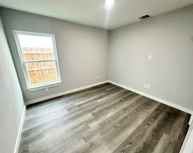 8215 Crestview Drive - Photo Thumbnail 6