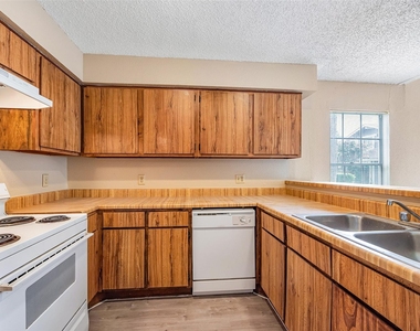 6315 Cattails Lane - Photo Thumbnail 12