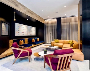 6th Avenue - Photo Thumbnail 1