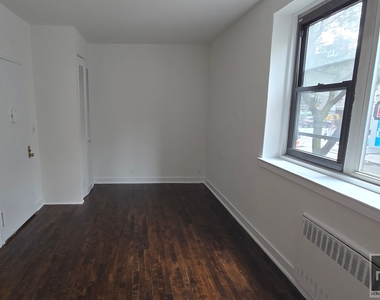 East 61 Street - Photo Thumbnail 2
