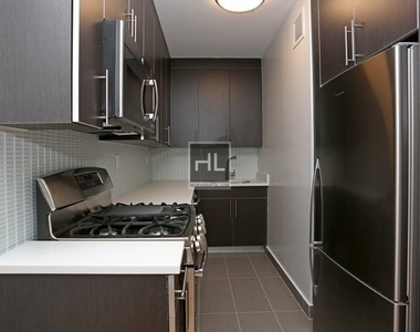 West 53 Street - Photo Thumbnail 2