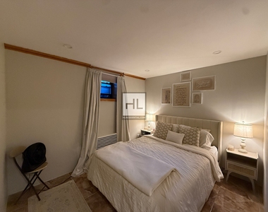 East 51 Street - Photo Thumbnail 3