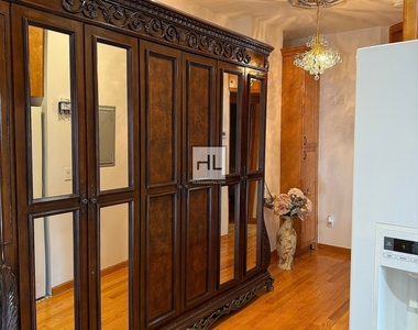 East 51 Street - Photo Thumbnail 19