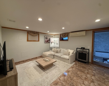 East 51 Street - Photo Thumbnail 2