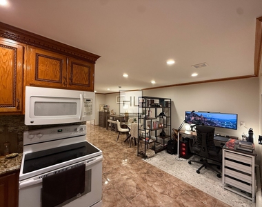 East 51 Street - Photo Thumbnail 6