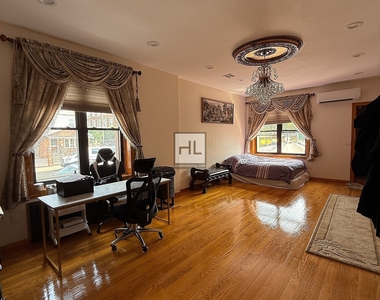 East 51 Street - Photo Thumbnail 12