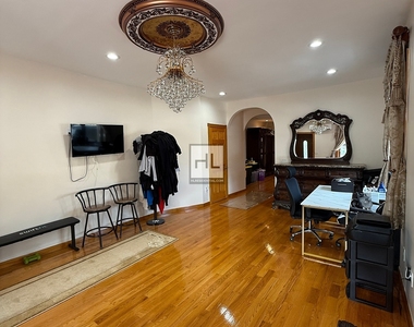 East 51 Street - Photo Thumbnail 10