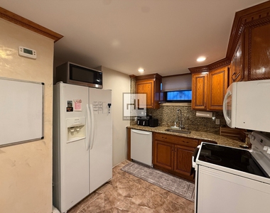 East 51 Street - Photo Thumbnail 5