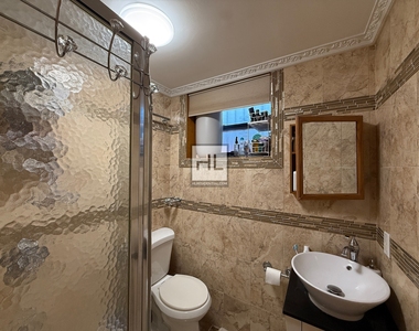 East 51 Street - Photo Thumbnail 7