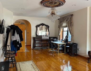 East 51 Street - Photo Thumbnail 9