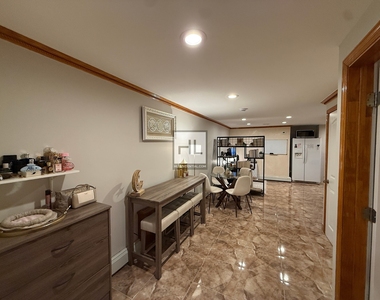 East 51 Street - Photo Thumbnail 4