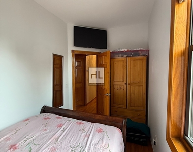 East 51 Street - Photo Thumbnail 25