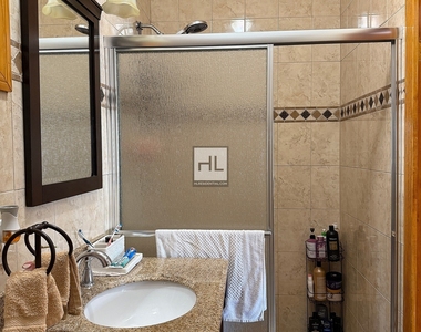 East 51 Street - Photo Thumbnail 31