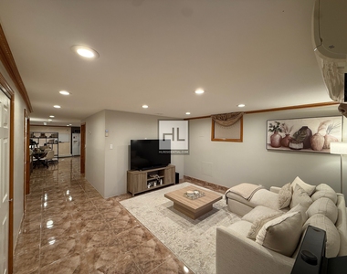 East 51 Street - Photo Thumbnail 1