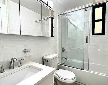 East 77th Street - Photo Thumbnail 4