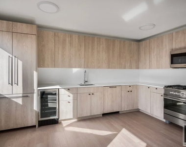 East 72nd Street - Photo Thumbnail 2