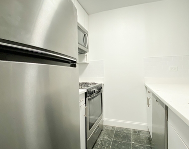 E 82 St - Photo Thumbnail 3