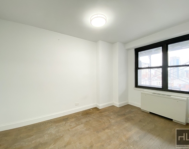 E 82 St - Photo Thumbnail 1