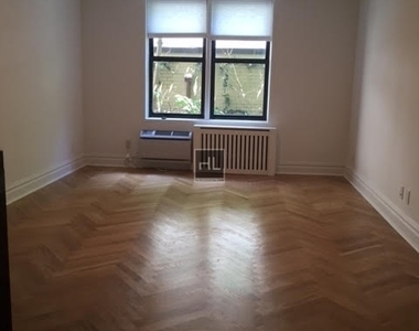 West 16 Street - Photo Thumbnail 4
