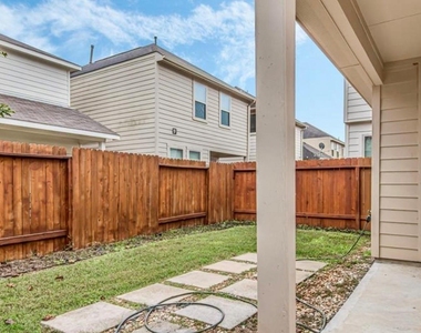 13530 Vista De Oro Street - Photo Thumbnail 20